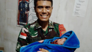 Satgas Pamtas Yonarmed 11 Kostrad Pos Sei Kaca Bantu Persalinan Darurat Warga yang Melahirkan