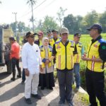 Bupati Hamid Monitoring Trial Aspal di Cermee Bondowoso