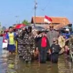 Merdeka di Tengah Kepungan Banjir Rob, Warga Desa Blendung Tetap Kibarkan Bendera Merah Putih