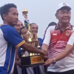 Ketua Ikmal Jaya Pemalang Serahkan Trophy Juara Turnamen Sepak Bola Legend Ku 45